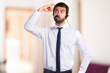 Şüpheleri bir kulaklık ile genç adam