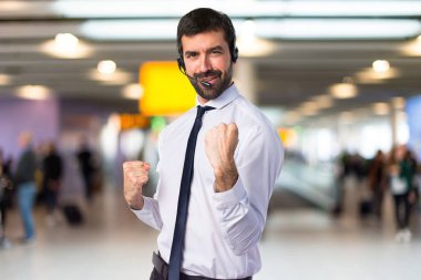 Bir kulaklık şanslı genç adamla