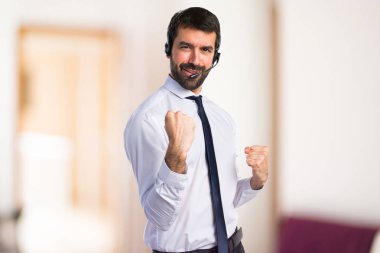 Bir kulaklık şanslı genç adamla