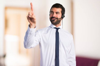 Şeffaf ekranda dokunmadan bir kulaklık ile genç adam