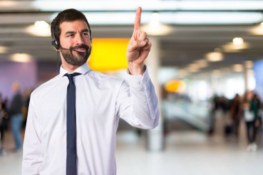 Şeffaf ekranda dokunmadan bir kulaklık ile genç adam