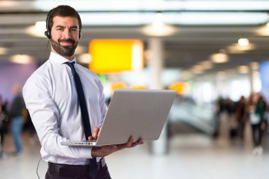 Yakışıklı telemarketer adam dizüstü bilgisayar ile