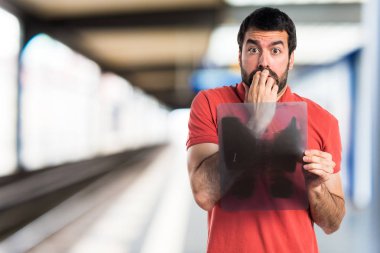 Yakışıklı adam bir kemik taraması holding