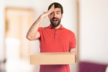 Yakışıklı adam holding kutuları