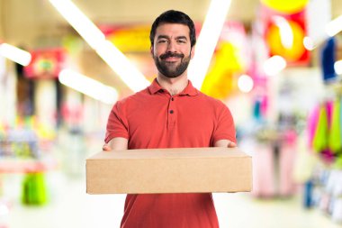Yakışıklı adam holding kutuları