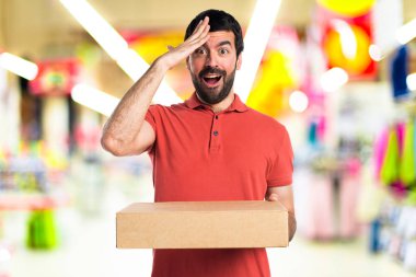 Yakışıklı adam holding kutuları