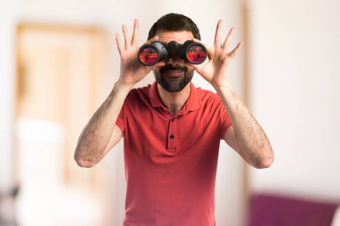 Dürbün ile yakışıklı adam