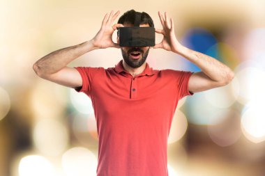 Şaşırmış adam VR gözlük kullanma