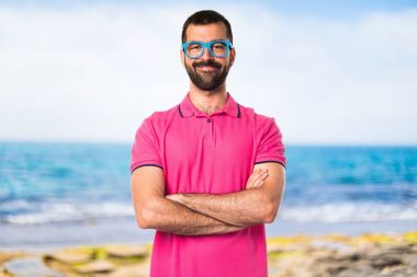 Adam kollarını ile renkli giysiler içinde geçti