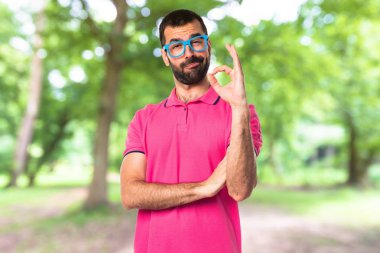 Adam renkli elbise yapma Ok işareti ile