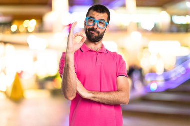 Adam renkli elbise yapma Ok işareti ile