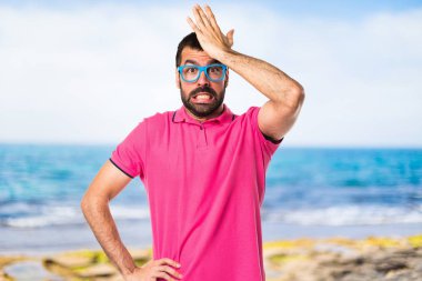 Adam renkli giysileri düşünme ile