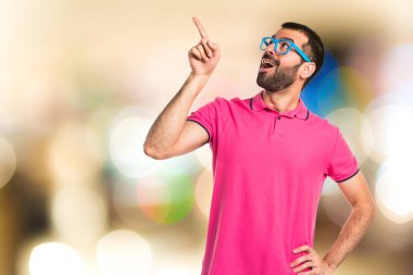 Adam renkli giysileri düşünme ile