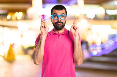 Adam parmaklarıyla geçiş renkli giysileri ile