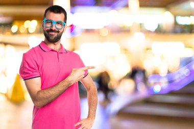 Renkli elbise için lateral işaret eden adamla