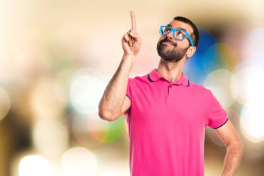 Adam yukarı dönük renkli giysileri ile