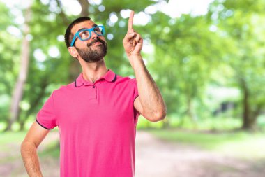 Adam yukarı dönük renkli giysileri ile