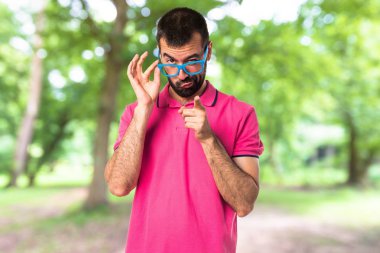 Adam bir şey gösterilen renkli giysileri ile