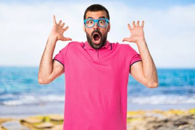 Renkli elbise sürpriz jest yapıyor adam