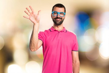 Renkli elbise selamlayan adamla