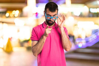 Adam bir şey gösterilen renkli giysileri ile