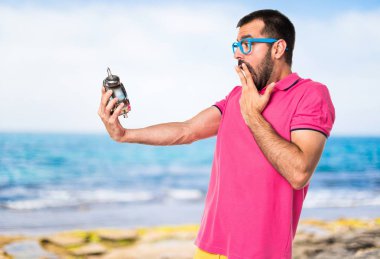 Renkli elbise vintage saat tutan adamla