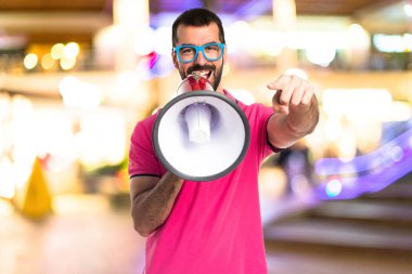 Renkli elbise megafon tarafından bağıran adamla