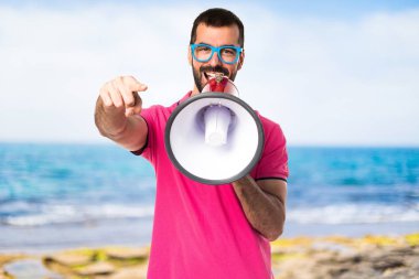 Renkli elbise megafon tarafından bağıran adamla