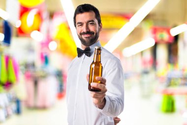 Bir bira tutan garson