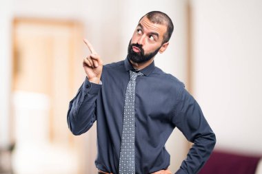 Sakallı yakışıklı delikanlı