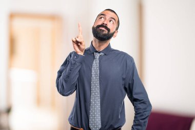 Sakallı yakışıklı delikanlı