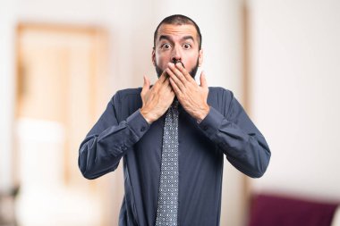 adam ağzını kapsayan