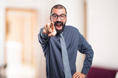 Öne doğru işaret eden adam