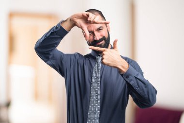 Adam onun parmaklarıyla odaklanarak