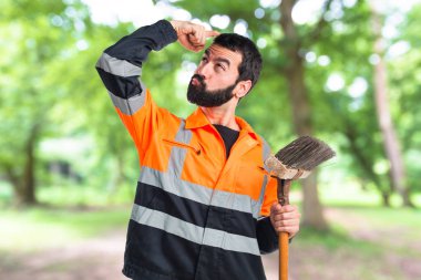 Sakallı yakışıklı delikanlı