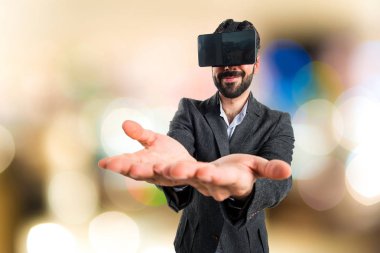 Bir şey tutan Vr gözlük kullanan adam