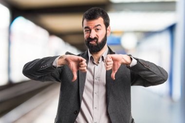 Kötü sinyal yapan erkek