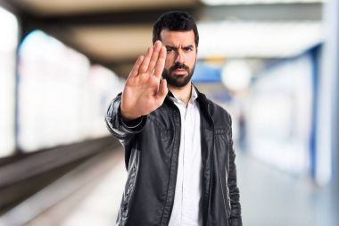 Erkek deri ceket dur işareti yapma ile