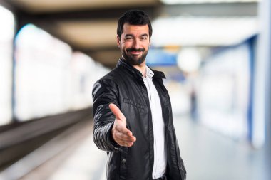 Erkek deri ceket bir anlaşma ile