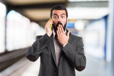 İçin mobil konuşan adam