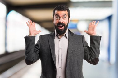 Adam sürpriz jest yapıyor.