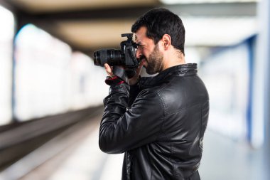 Erkek deri ceket fotoğraf çekme ile