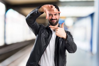 Erkek deri ceket onun parmaklarıyla odaklanan.