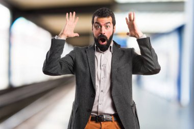 Adam sürpriz jest yapıyor.