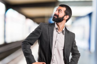 Sakallı yakışıklı delikanlı