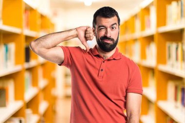 Kötü sinyal yapan yakışıklı erkek