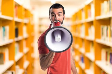 Yakışıklı adam tarafından megafon bağırarak