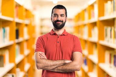 Kollarını ile kırmızı polo gömlek giymiş adam geçti