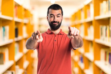 Yakışıklı adam önüne işaret