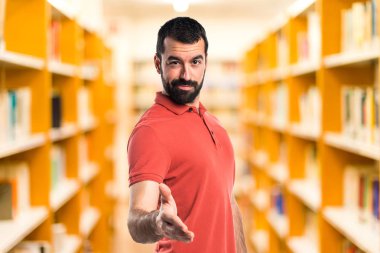 Yakışıklı adam bir anlaşma yapma